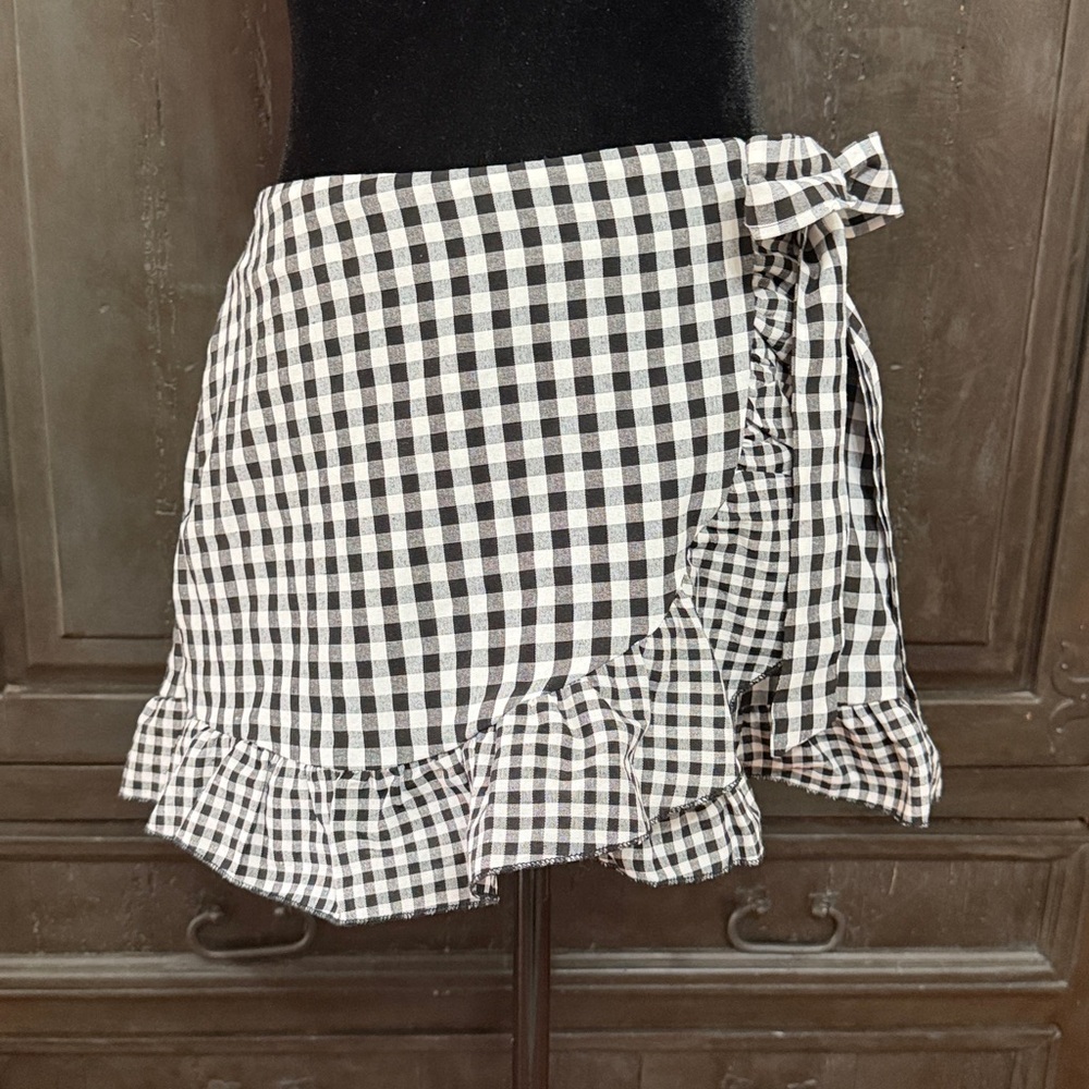 SHEIN Black & White plaid wrap Skort ruffle skirt - size Medium with Bag